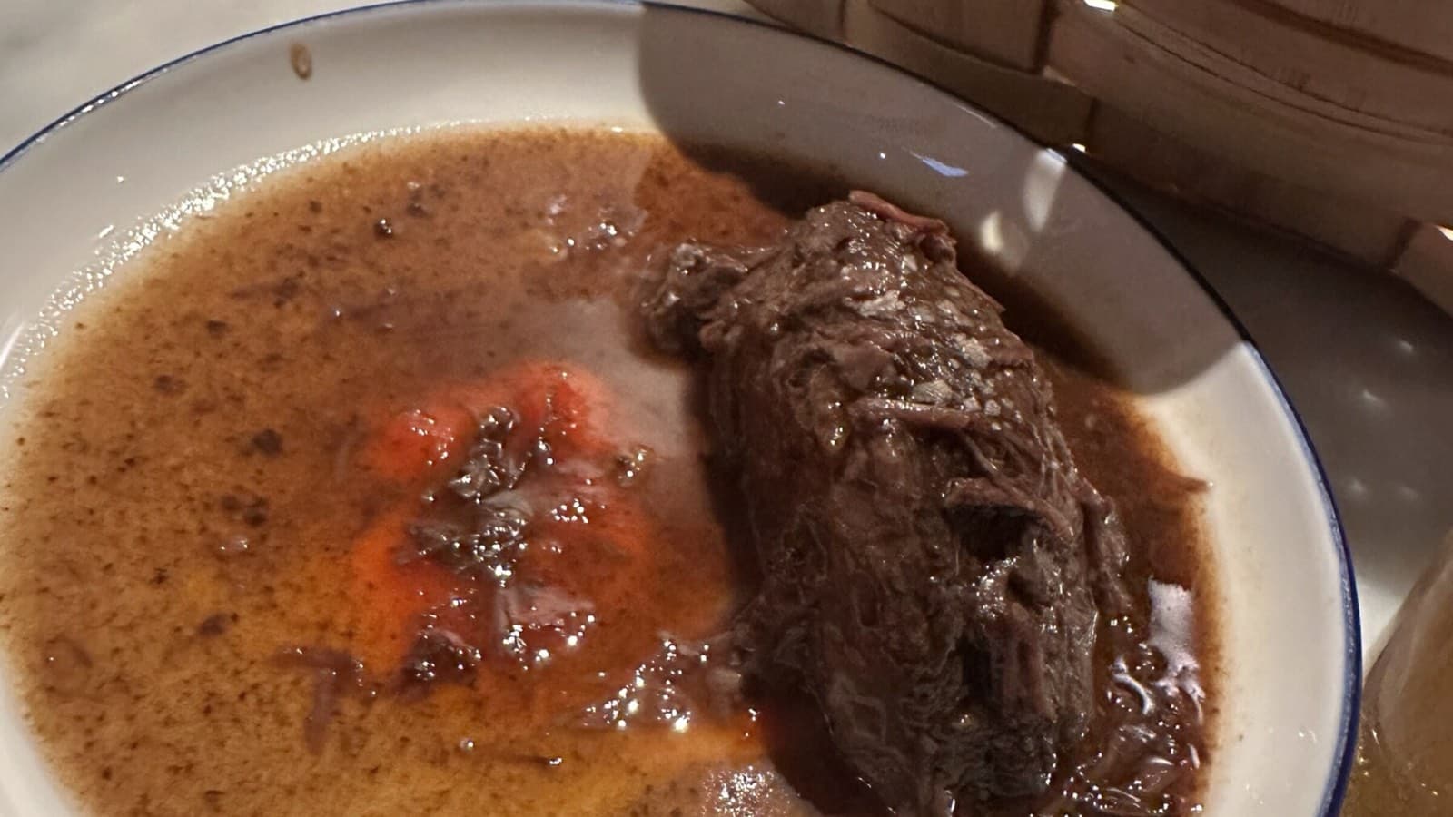 仔牛の頬肉の煮込み。バスクのバルが得意とする一皿