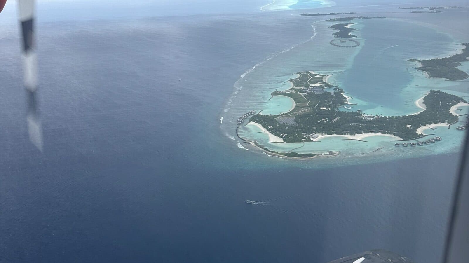 旅の終盤、上空から見たモルディブの環礁
